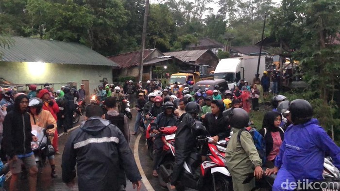 Longsor menutup jalan provinsi penghubung Sukabumi-Sagaranten