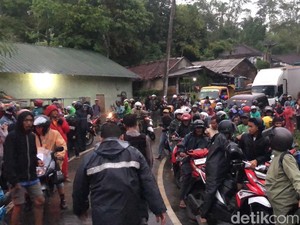Lalu Lintas Sempat Macet 2 Km Imbas Longsor Tutupi Akses Sukabumi-Sagaranten