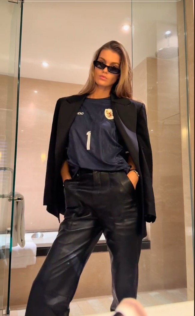 Sebagai seorang model, Luna Bilj memamerkan pose fierce dengan jersey hitam di depan cermin. Foto: TikTok Luna Bilj