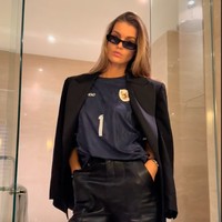 Sebagai seorang model, Luna Bilj memamerkan pose fierce dengan jersey hitam di depan cermin. Foto: TikTok Luna Bilj