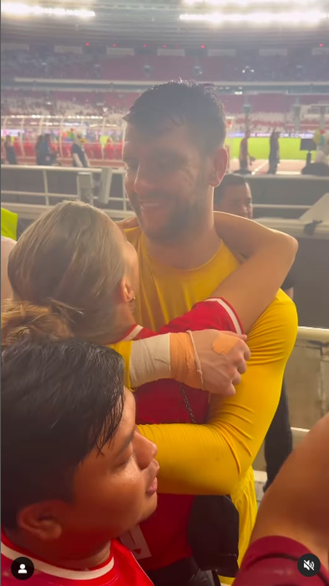 Setelah menang, Marteen Paes langsung mendatangi Luna Bilj dan memeluknya. Tak sedikit netizen yang menganggap Kehadiran Luna Bilj disebut membawa keberuntungan untuk Paes dan timnas. Foto: TikTok Luna Bilj