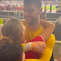 Setelah menang, Marteen Paes langsung mendatangi Luna Bilj dan memeluknya. Tak sedikit netizen yang menganggap Kehadiran Luna Bilj disebut membawa keberuntungan untuk Paes dan timnas. Foto: TikTok Luna Bilj