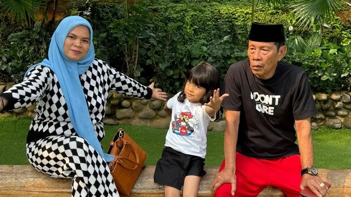 Malih bersams istri dan putri bungsu mereka, Melisya.
