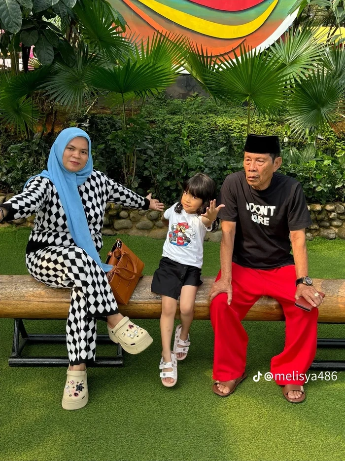 Malih bersams istri dan putri bungsu mereka, Melisya.