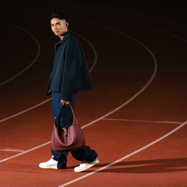 Penampilannya makin stylish dengan menenteng Gucci Jackie Shoulder Bag warna merah marun. Foto: Instagram/@marselinoferdinan10