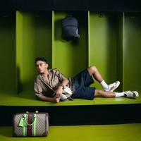 Tak hanya jago menggocek bola di lapangan, pemain Oxford United ini juga piawai berpose sebagai model fashion. Foto: Instagram/@marselinoferdinan10