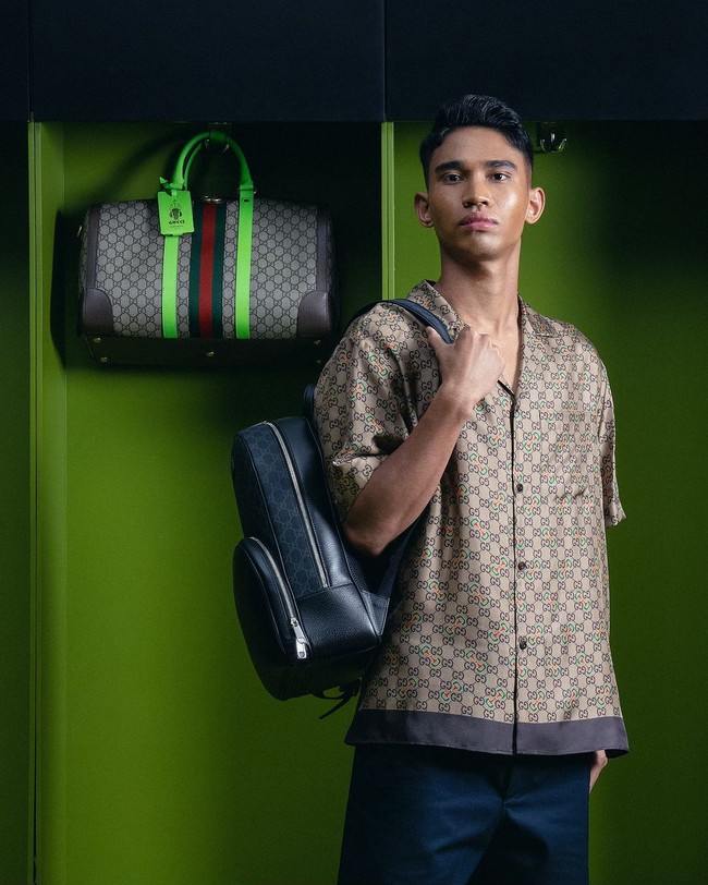 Tampil casual namun stylish, Marselino Ferdinan mengenakan kemeja overized dengan motif monogram Gucci, dipadu celana bermuda.  Foto: Instagram/@marselinoferdinan10