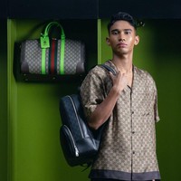 Tampil casual namun stylish, Marselino Ferdinan mengenakan kemeja overized dengan motif monogram Gucci, dipadu celana bermuda.  Foto: Instagram/@marselinoferdinan10