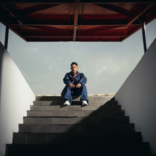 Dalam foto lainnya, pria kelahiran Jakarta ini tampak berpose di lapangan sirkuit. Dia mengenakan jaket navy yang dipadu t-shirt dan jeans serta sneakers putih. Foto: Instagram/@marselinoferdinan10