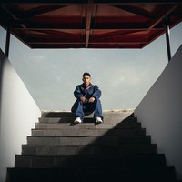 Dalam foto lainnya, pria kelahiran Jakarta ini tampak berpose di lapangan sirkuit. Dia mengenakan jaket navy yang dipadu t-shirt dan jeans serta sneakers putih. Foto: Instagram/@marselinoferdinan10