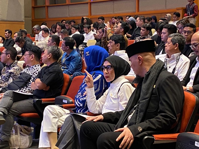 Melly Goeslaw memimpin FGD di DPR RI tentang perlindungan hukum hak cipta di era digital.