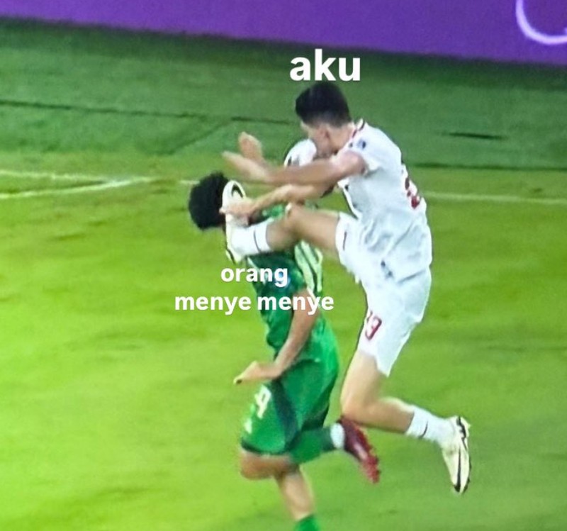 Dalam laga melawan Arab Saudi, bek Timnas Indonesia Justin Hubner diberi kartu merah karena menghalangi dan menjatuhkan pemain lawan saat melakukan tendangan bebas cepat. Momen ini ramai jadi meme.
