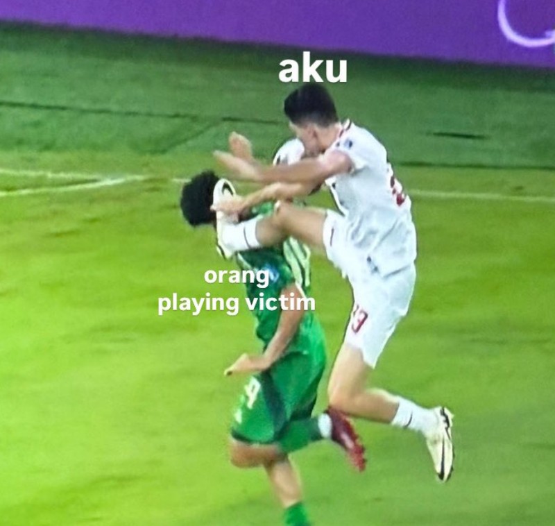 Dalam laga melawan Arab Saudi, bek Timnas Indonesia Justin Hubner diberi kartu merah karena menghalangi dan menjatuhkan pemain lawan saat melakukan tendangan bebas cepat. Momen ini ramai jadi meme.