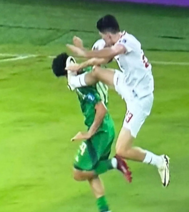 Dalam laga melawan Arab Saudi, bek Timnas Indonesia Justin Hubner diberi kartu merah karena menghalangi dan menjatuhkan pemain lawan saat melakukan tendangan bebas cepat. Momen ini ramai jadi meme.