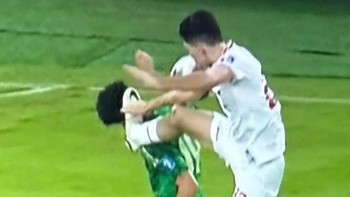 Dalam laga Indonesia vs Arab Saudi, bek Timnas Indonesia Justin Hubner menerima kartu kuning kedua pada menit ke-89 yang membuatnya diberi kartu merah. Hubner dianggap menghalangi dan menjatuhkan pemain lawan saat melakukan tendangan bebas cepat. Momen ini salah satu yang ramai dimodifikasi netizen menjadi meme yang berseliweran di berbagai media sosial. Foto: Screenshot media sosial