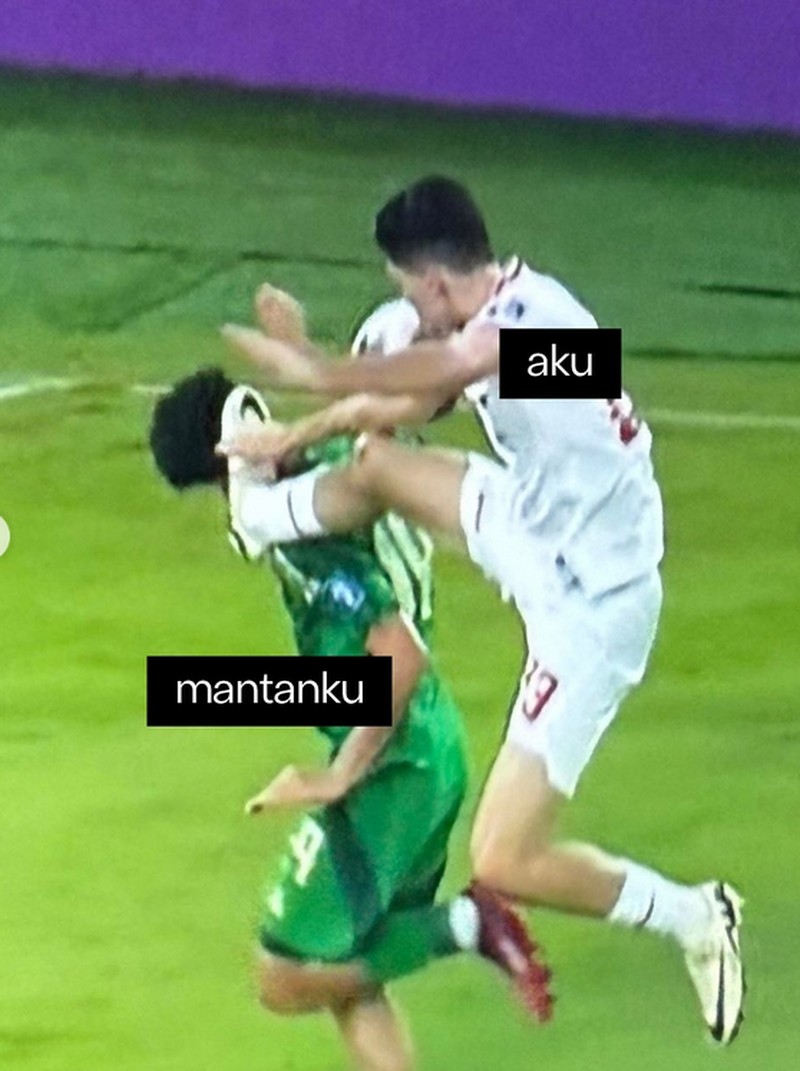 Dalam laga melawan Arab Saudi, bek Timnas Indonesia Justin Hubner diberi kartu merah karena menghalangi dan menjatuhkan pemain lawan saat melakukan tendangan bebas cepat. Momen ini ramai jadi meme.