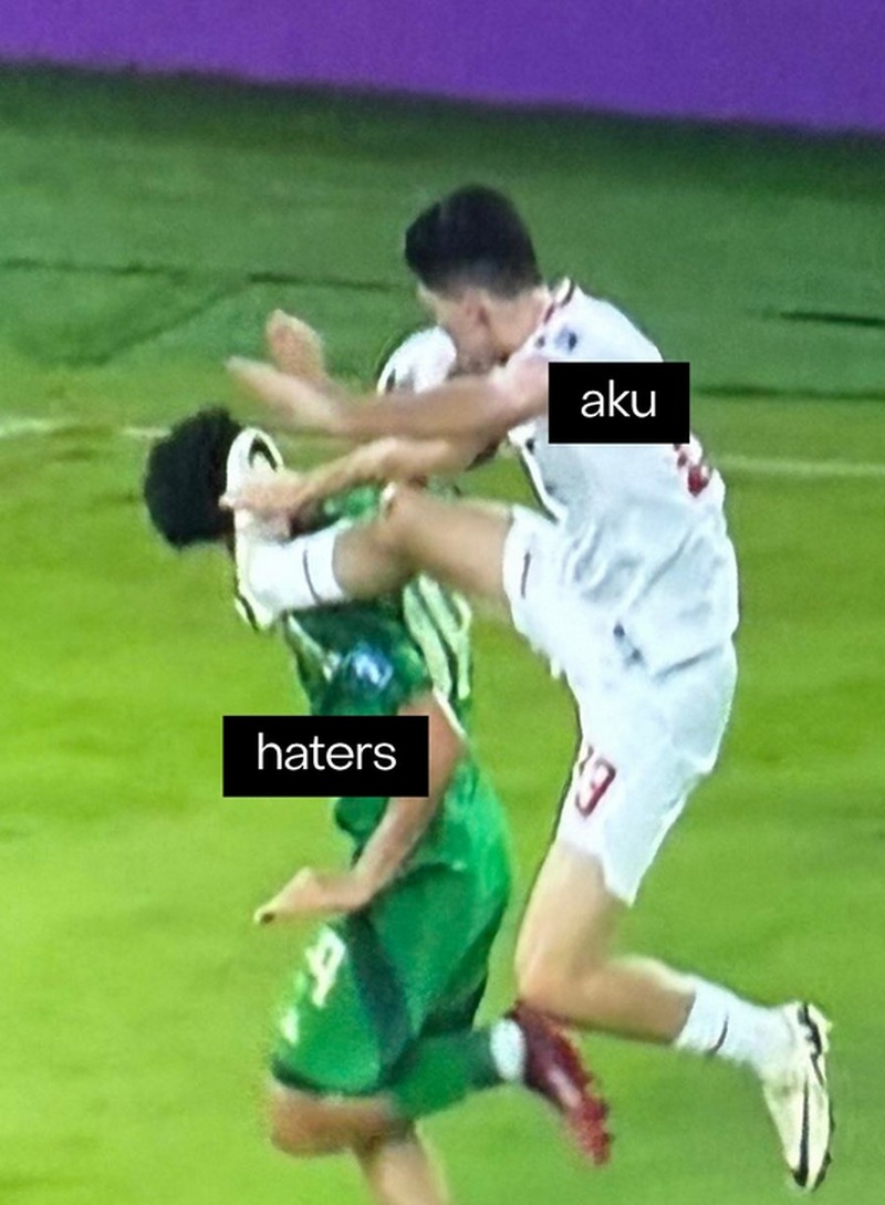 Dalam laga melawan Arab Saudi, bek Timnas Indonesia Justin Hubner diberi kartu merah karena menghalangi dan menjatuhkan pemain lawan saat melakukan tendangan bebas cepat. Momen ini ramai jadi meme.