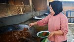 Mengintip Kegiatan Masak Randang Padang buat Oleh-oleh