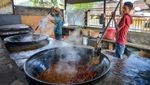 Mengintip Kegiatan Masak Randang Padang buat Oleh-oleh