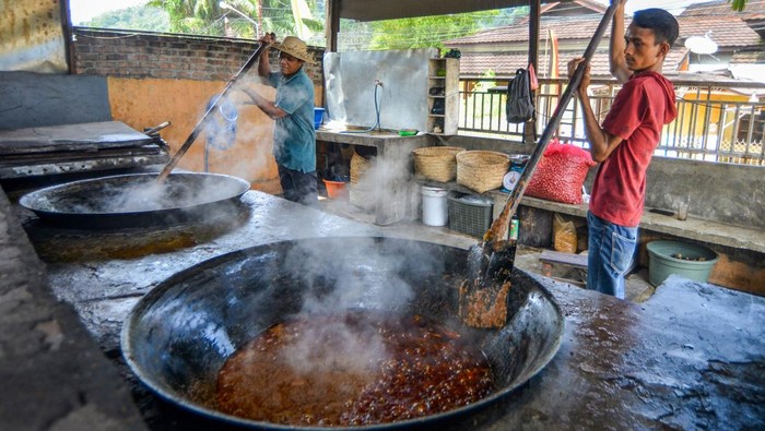 Mengintip Kegiatan Masak Randang Padang buat Oleh-oleh Juru masak mengaduk randang yang dimasak dengan kayu bakar selama enam jam di warung makan Rajo-rajo, Padang, Sumatera Barat, Rabu (20/11/2024). Warung makan yang masih memasak randang secara tradisional itu rata-rata dalam sehari dapat memproduksi 30 kilogram randang yang disiapkan untuk menu warung makan dan paket oleh-oleh dengan harga jual mulai Rp340 ribu per kilogram. ANTARA FOTO/Iggoy el Fitra/agr