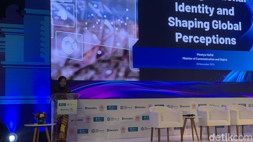 Menteri Komunikasi dan Digital Meutya Hafid saat pidato di acara World Public Relations Forum di Nusa Dua, Badung, Rabu (20/11/2024).