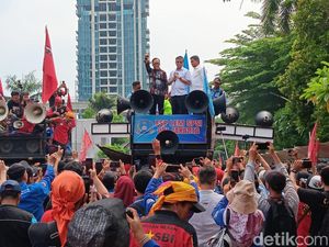 Ikut Orasi Demo Buruh, Menaker Jamin Kenaikan UMP 2025 Membahagiakan