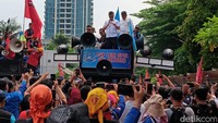Orasi yang dilakukan Yassierli di hadapan para buruh ini berlangsung selama kurang lebih enam menit, hingga pukul 13.30 WIB. Setelahnya ia langsung kembali memasuki gedung Kantor Kemnaker sembari dikawal ketat Polisi dan security. Foto: Ignacio Geordy Oswaldo