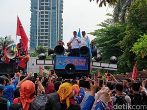 Buruh Demo soal Upah, Menaker dan Wamen Ikut Orasi Naik Mobil Komando!