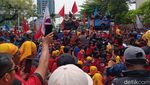 Langka! Menaker dan Wamen Ikut Orasi soal UMP Bareng Buruh