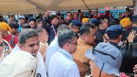Yassierli yang mengenakan kemeja putih tampak dikawal ketat saat hendak menaiki salah satu mobil komando. Di kesempatan itu dirinya sempat ikut berorasi alias memberikan sedikit pidato kepada para buruh.Pertama sekali, saya ingin sampaikan dari lubuk hati saya yang paling dalam, terima kasih atas kehadirannya di sini, kata Yassierli kepada para buruh.Saya sangat terharu, tadi ada yang dari Sumatera, ada yang dari Kalimantan, ada yang dari Jawa Tengah. Kehadiran sahabat-sahabat semua di sini memberikan kekuatan kepada kami, ucapnya.Foto: Ignacio Geordy Oswaldo