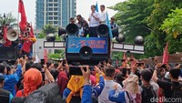 Menteri Ketenagakerjaan Yassierli bersama Wakil Menterinta Immanuel Ebenezer Gerungan keluar dari kantornya. Tidak lama setelah itu dirinya kemudian langsung naik salah satu mobil komando. Foto: Ignacio Geordy Oswaldo