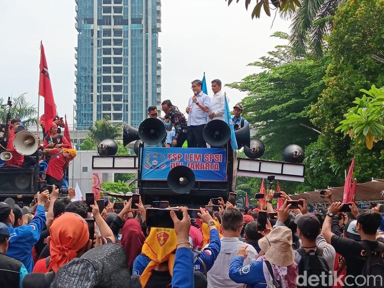 Langka! Menaker dan Wamen Ikut Orasi soal UMP Bareng Buruh
