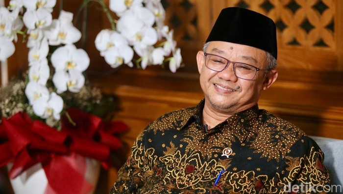 Menteri Pendidikan Dasar dan Menengah Indonesia Abdul Mu’ti menerima tim detik edu dalam wawancara khusus yang berlangsung di Kementerian Pendidikan, Jakarta, Selasa (19/11/2024).