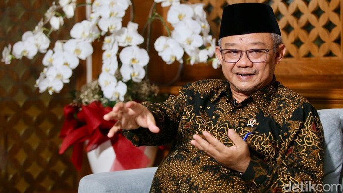 Menteri Pendidikan Dasar dan Menengah Indonesia Abdul Mu’ti menerima tim detik edu dalam wawancara khusus yang berlangsung di Kementerian Pendidikan, Jakarta, Selasa (19/11/2024).