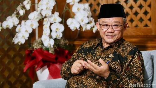 Menteri Pendidikan Dasar dan Menengah Indonesia Abdul Mu’ti menerima tim detik edu dalam wawancara khusus yang berlangsung di Kementerian Pendidikan, Jakarta, Selasa (19/11/2024).