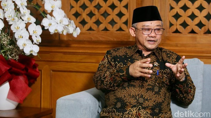 Menteri Pendidikan Dasar dan Menengah Indonesia Abdul Mu’ti menerima tim detik edu dalam wawancara khusus yang berlangsung di Kementerian Pendidikan, Jakarta, Selasa (19/11/2024).