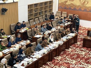 Anggota Komisi VI DPR Cecar Mendag soal Banjir Barang Impor Ilegal