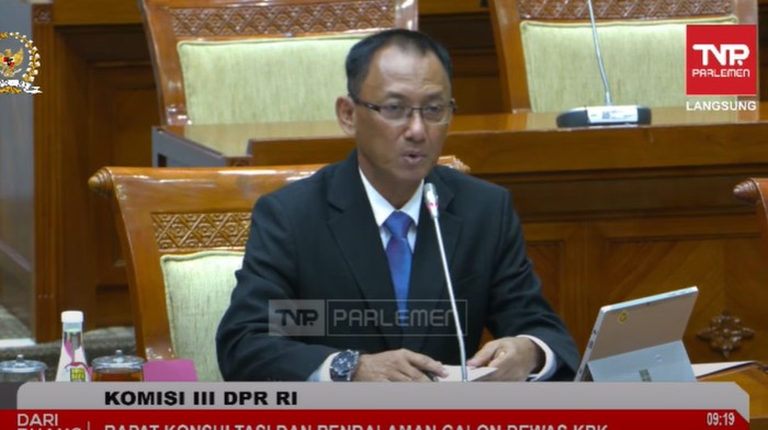 Calon Dewas (cadewas) KPK Mirwazi uji kelayakan di Komisi III DPR kompleks parlemen, Senayan, Jakarta, Rabu (20/11/2024).