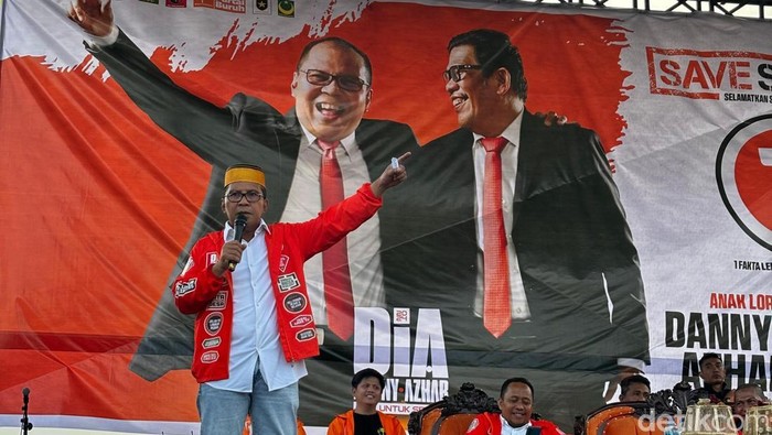 Calon Gubernur Sulsel nomor urut 1 Moh Ramdhan Danny Pomanto melakukan diskusi dengan para pemuda di Kabupaten Bone.