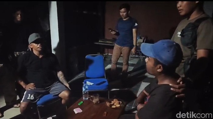 Momen penangkapan duo pengeroyok driver taksi online yang terjadi di Tol Kebon Jeruk, Jakbar.