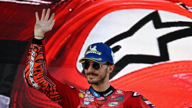 MotoGP - Solidarity Grand Prix of Barcelona - Circuit de Barcelona-Catalunya, Barcelona, Spain - November 17, 2024 Ducati Lenovo Team's Francesco Bagnaia celebrates on the podium after winning the race REUTERS/Pablo Morano