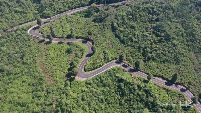 PT Hutama Karya segera merampungkan proyek Pelebaran dan Perbaikan Geometrik Jalan Soreang - Rancabali - Cidaun di Kabupaten Bandung dan Cianjur. Ini potret terbarunya.