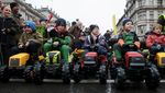 Naik Mini Traktor, Anak-anak Petani Ikut Demo di Inggris