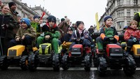 Anak-anak duduk di traktor mainan, saat petani memprotes kebijakan pertanian baru pemerintah, di London, Inggris, Selasa (19/11/2024).