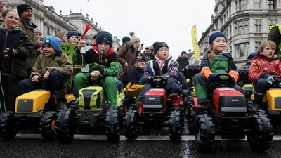 Naik Mini Traktor, Anak-anak Petani Ikut Demo di Inggris