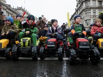 Naik Mini Traktor, Anak-anak Petani Ikut Demo di Inggris
