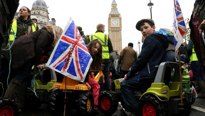 Naik Mini Traktor, Anak-anak Petani Ikut Demo di Inggris Children sit in toy tractors, as farmers protest against the Labour government's new agricultural policy, which includes a budget measure expected to increase inheritance tax liabilities for some farmers, in London, Britain, November 19, 2024. REUTERS/Mina Kim TPX IMAGES OF THE DAY