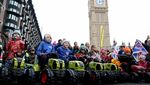 Naik Mini Traktor, Anak-anak Petani Ikut Demo di Inggris
