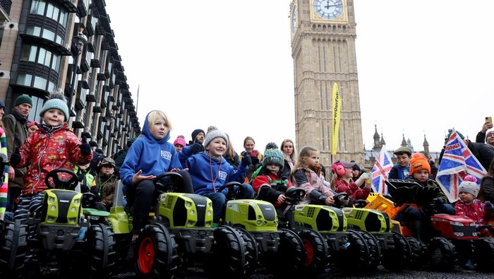 Naik Mini Traktor, Anak-anak Petani Ikut Demo di Inggris Children sit in toy tractors, as farmers protest against the Labour government's new agricultural policy, which includes a budget measure expected to increase inheritance tax liabilities for some farmers, in London, Britain, November 19, 2024. REUTERS/Mina Kim TPX IMAGES OF THE DAY