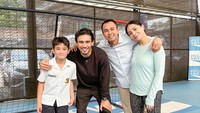 Pemain Timnas Indonesia, Nathan Tjoe-A-On terlihat memenuhi undangan Raffi Ahmad untuk berkunjung ke rumahnya. Foto: instagram Raffi Ahmad dan Nagita Slavina